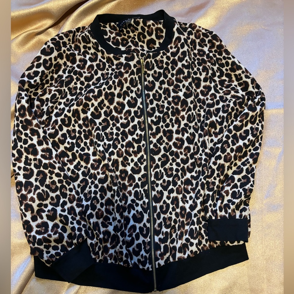 1x polyester cheetah print jacket. Gold zipper, super adorable on.